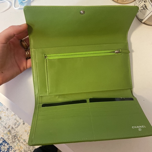 Authentic Chanel green patent leather clutch / wallet - Picture 2 of 7